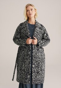 Cappotto a motivi leopardati grigio e nero, realizzato in tessuto testurizzato, con ampio colletto, maniche lunghe e chiusura frontale con bottoni.