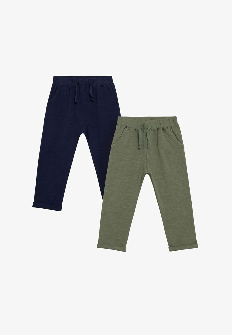 Dva páry běžeckých kalhot; jedny námořnické modré a jedny olivově zelené. Oba mají elastický pás se šňůrkou, boční kapsy a manžety na nohavicích.