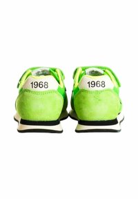Sneaker in suede verde con un tallone bianco a contrasto, con dettagli neri. Numero "1968" esposto sul retro.