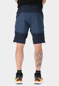 Bermuda cargo da uomo in due tonalità di blu navy, realizzate in materiale leggero con tasche e orli regolabili. Presenta un tatuaggio visibile sulla gamba.