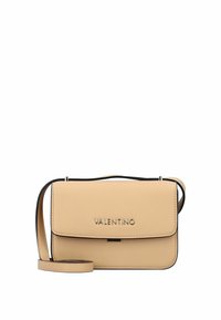 Borsa a tracolla Valentino in pelle beige con chiusura a patta magnetica, rifiniture nere, logo impresso e tracolla removibile. Forma rettangolare compatta.