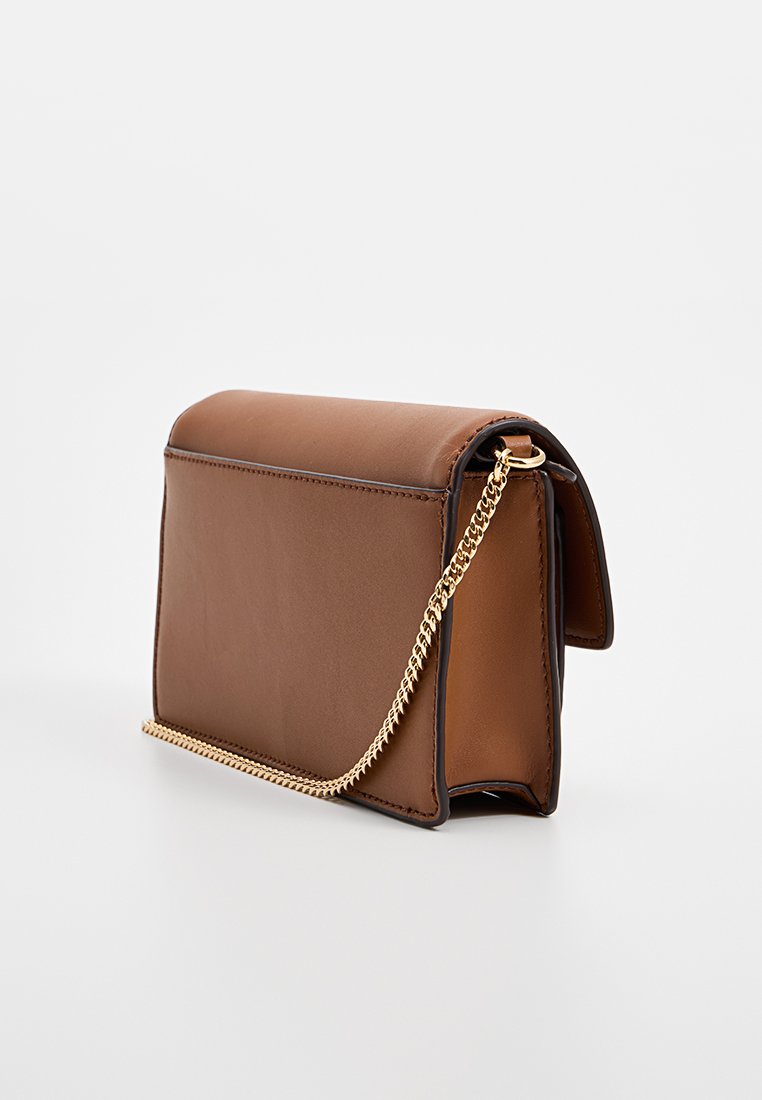 Sac en cuir marron avec une texture lisse, forme rectangulaire, fermeture à rabat et détails de chaîne en or.