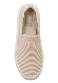 Chaussure beige à enfiler avec dessus en textile côtelé, design texturé et semelle en caoutchouc blanche. Dotée d'un petit logo marron clair.