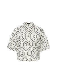 Kurzärmelige Bluse aus cremefarbenem Stoff mit einem schwarzen hexagonalen Muster, ausgestattet mit einem Kragen und Knopfverschluss. Das strukturierte Design verleiht der Bluse Tiefe.