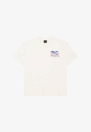 Camiseta blanca de manga corta con un gráfico de un águila azul, un globo terráqueo y una bandera roja en el pecho izquierdo que dice "Dust Machine."