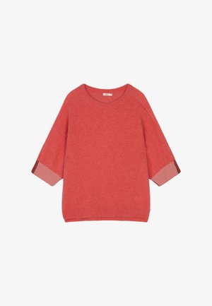 Zachte rode gebreide trui met driekwartmouwen, voorzien van lichtroze en bruine kleurvlakken bij de manchetten.