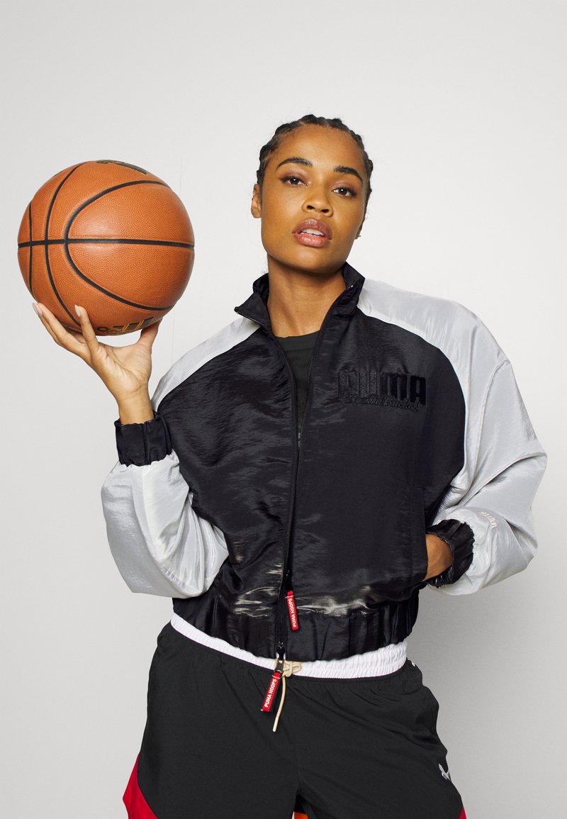 Damen Leichte Jacken | Puma BOUT A BUCKET JACKET Trainingsjacke black-pristine/schwarz - JI80886 Damen Leichte Jacken | Puma BOUT A BUCKET JACKET Trainingsjacke black-pristine/schwarz - JI80886