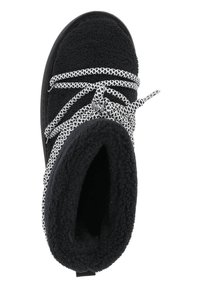 Zapatilla negra con textura suave, que presenta cordones con un patrón en blanco y negro, forma redondeada y un forro suave para mayor comodidad.