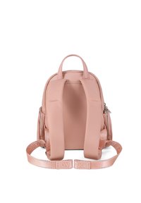 Mini sac à dos rose en matériau doux, doté de deux bretelles ajustables et d'une poche zippée. Texture lisse avec un branding subtil sur les bretelles.