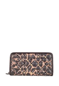 Gequilted leren portemonnee met een luipaardprint. Versierd met ronde studs in goud en zwart, en stervormige details.