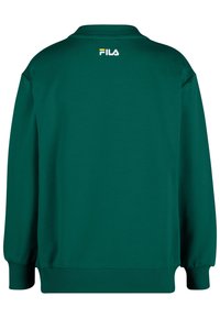 Zielona bluza z prążkowanym kołnierzem i mankietami. Na górnej części pleców znajduje się małe białe logo Fila. Wykonana z miękkiego, teksturowanego materiału.