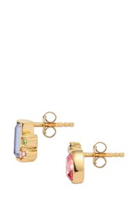 Boucles d'oreilles clous en ton or avec des pierres précieuses rectangulaires facettées en bleu clair et rose, accompagnées de petites pierres d'accent vertes et roses.