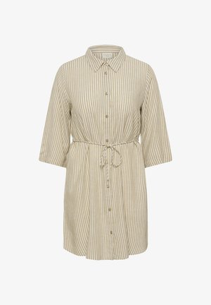 Robe chemise à rayures verticales beige et blanches avec manches 3/4, boutonnée sur le devant, col et ceinture nouée à la taille.