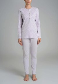 Set di pigiama viola chiaro composto da una maglietta a maniche lunghe con motivo a quadretti e bottoni frontali, abbinata a pantaloni viola chiaro uniformi.