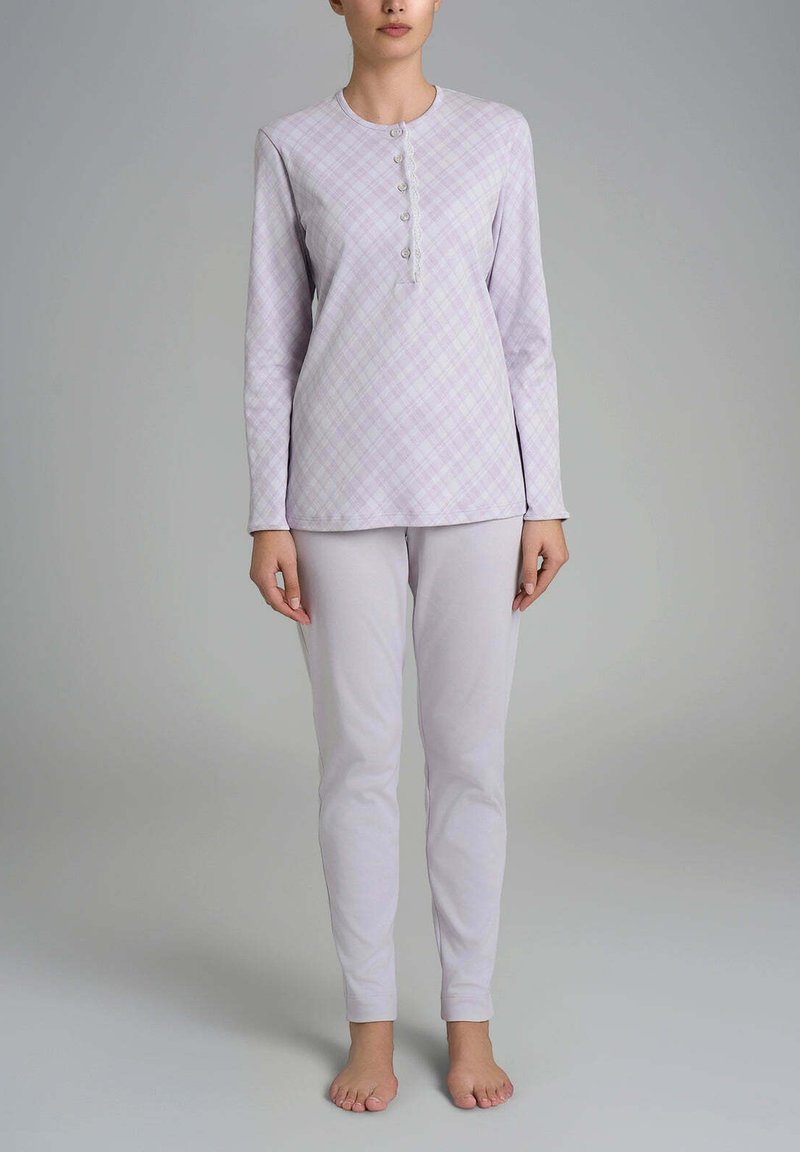 Set di pigiama viola chiaro composto da una maglietta a maniche lunghe con motivo a quadretti e bottoni frontali, abbinata a pantaloni viola chiaro uniformi.