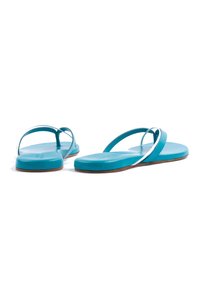 Flip-flop teal con design minimalista, suole piatte e cinturini sottili. Texture liscia con una leggera lucentezza e una suola marrone sobria.