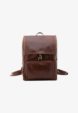 Zaino in pelle marrone con chiusura con cerniera, tasca frontale, spallacci regolabili e dettagli di cucitura sottili. Texture liscia, forma rettangolare.