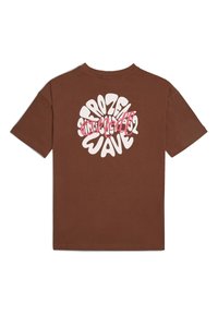 Brun bomullströja med en stor, vit och rosa bubbeltextdesign som står "FROZEN WAVE" på baksidan. Korta ärmar, klassisk passform.