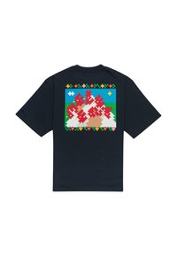 Camiseta negra de manga corta con un colorido diseño de rompecabezas en la parte posterior, con elementos en rojo, verde, rosa y azul sobre un fondo vibrante.