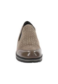 Scarpa slip-on in suede marrone con punta lucida, borchie decorative in argento sulla tomaia e suola in gomma nera a contrasto.