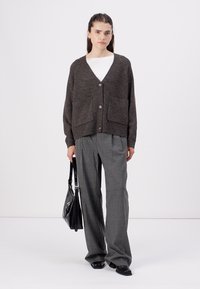 Vero Moda BOOM LS V-NECK BUTTON  NOOS - Kofta - chocolate torte