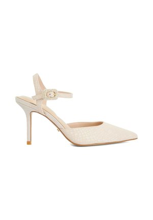 Scarpa slingback beige con tacco alto, punta a punta e fibbia decorativa con perle sulla cinghia alla caviglia.
