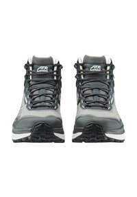 Hochschnittige Wanderschuhe aus grauem Synthetikmaterial mit schwarzen Akzenten, ausgestattet mit einem strukturierten Obermaterial, verstärkter Zehenpartie und einer stabilen Gummisohle.