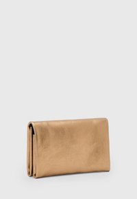 Portafoglio in pelle tan con texture liscia, forma rettangolare e design pieghevole. Stile minimalista senza hardware visibili o decorazioni.
