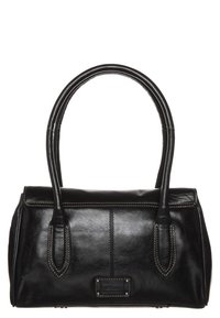 Sac à main en cuir noir avec une forme structurée, deux poignées, des accents cousus et un patch logo à l'avant, présentant une texture lisse.