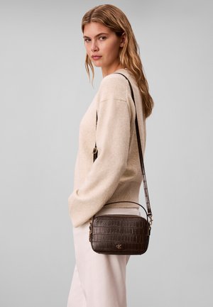 Calvin Klein, CALVIN KLEIN MONOGRAM CROCODILE CAMERA BAG - Sac à main - delicioso