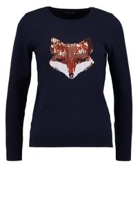 Marinblå tröja med ett stort, paljettbeklätt rävmotiv i koppar- och vittoner. Rund halsringning och långa ärmar med mjuk textur.