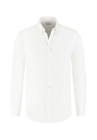 Witte langere mouwen knoopsluiting overhemd met kraag, zes zichtbare knopen en met knopen dichtgeknoopte manchetten, getoond tegen een effen achtergrond.