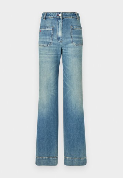 Lichtblauwe spijkerbroek met flared model, vijf zakken, riemlussen, knoopsluiting en een licht vervaagd textuur, met een rode logo-detail op de achterkant.