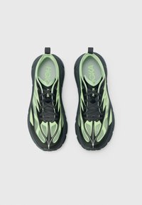 Črni in neonsko zeleni športni copati z lahkim zgornjim delom iz mrežice, debelim podplatom in teksturiranimi poudarki. Vključeni so vezalke in zadnji jeziček za lažje obuvanje.