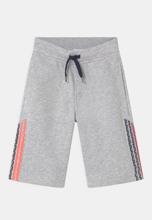 Pantalones cortos de algodón gris con una cinturilla elástica y cordón, con acentos laterales en azul marino y coral con patrones geométricos.