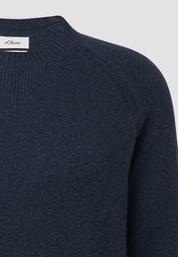 Granatowy sweter z dzianiny z okrągłym dekoltem, z prążkowanym kołnierzykiem i metką marki s.Oliver wewnątrz dekoltu.
