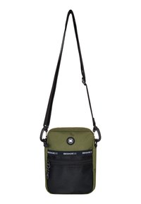 Zelená crossbody taška vyrobená z odolného materiálu, so sieťovanou prednou kapsou v čiernej farbe, nastaviteľným popruhom a logom na prednej strane.