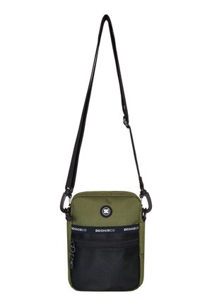 Grüne Umhängetasche aus strapazierfähigem Stoff, mit einer vorderen Tasche aus schwarzem Mesh, verstellbarem Tragegurt und Logo auf der Vorderseite.