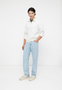Jack & Jones JORBLEECKER BRANDING HIGH NECK  - Sportska majica - bright white melange