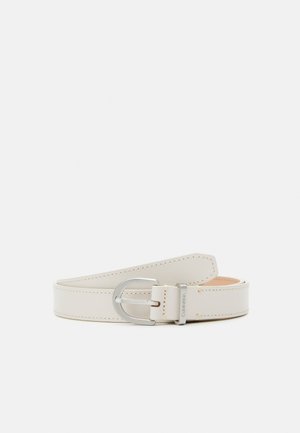 Ceinture en cuir blanc avec boucle en métal argenté et logo Calvin Klein gravé sur la boucle, présentée sur un fond uni.