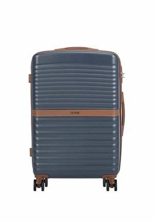 Granatowa, twarda walizka z poziomymi rowkami, brązowymi akcentami i czterema obrotowymi kółkami.