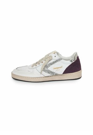 Sneaker in pelle bianca con suola beige, dettaglio glitter argento, lacci beige e dettaglio tallone in camoscio viola scuro.