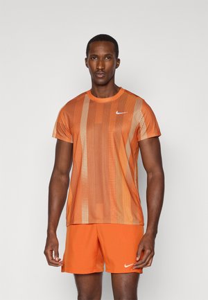 NIKECOURT VICTORY TOP PRINT - Camiseta deportiva - campfire orange/white
