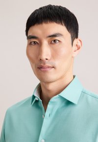 Türkisfarbenes Hemd mit Knopfleiste, einer strukturierten Oberfläche und einem kontrastierenden, gemusterten Kragen, ausgestattet mit einer normalen Passform und klassischer Kragenform.