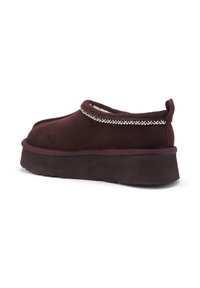 Bordeaux semišové slip-on boty s kulatou špičkou, kontrastním prošíváním a silnou platformou pro zvýšení výšky. Měkká vnitřní podšívka.