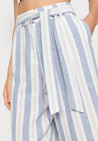 ONLY ONLCARO BLEND BELT CULOTTE  - Calças - cloud dancer gray