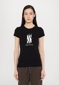 Svart bomull t-skjorte med korte ermer, med et hvitt grafisk logo "AX" og "ARMANI EXCHANGE" i midten. Glatt tekstur.