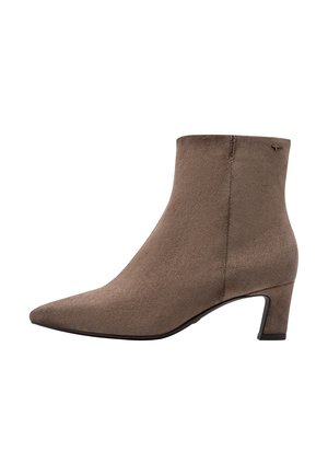 Brauner Wildleder-Stiefelette mit spitzer Spitze und niedrigem Blockabsatz auf weißem Hintergrund.