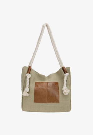 Torba na zakupy z płótna w kolorze zielonym z brązowymi skórzanymi akcentami, linowymi uchwytami i skórzaną naszywką. Charakteryzuje się teksturowanym materiałem i dekoracyjnymi frędzlami.