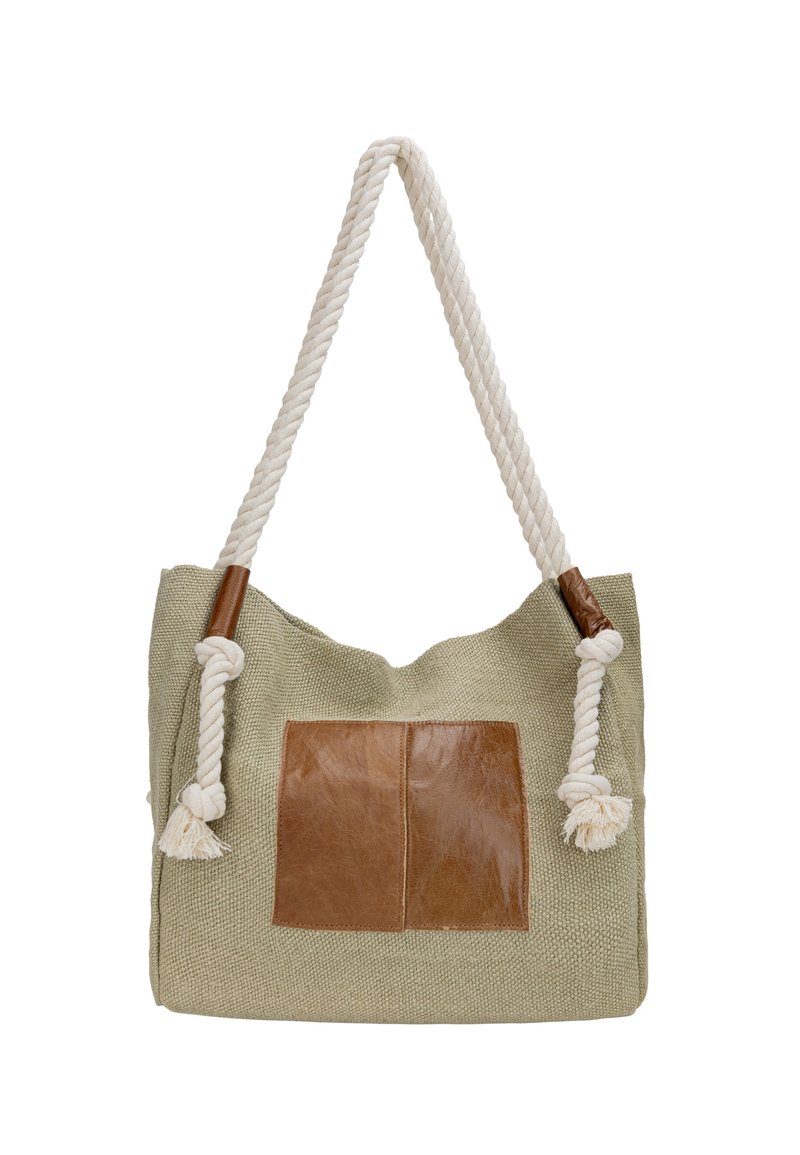 Torba na zakupy z płótna w kolorze zielonym z brązowymi skórzanymi akcentami, linowymi uchwytami i skórzaną naszywką. Charakteryzuje się teksturowanym materiałem i dekoracyjnymi frędzlami.